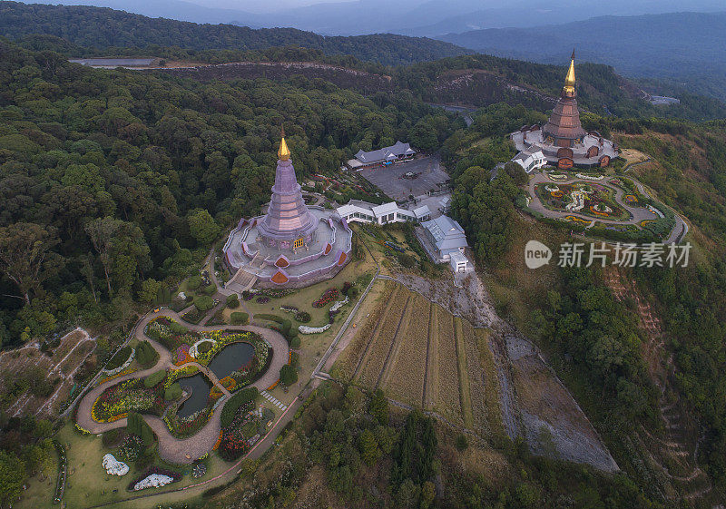 鸟瞰图(无人机拍摄)Noppamethanedol和Noppapol Phumsiri宝塔景观视图显示山在Doi Inthanon国家公园，泰国。